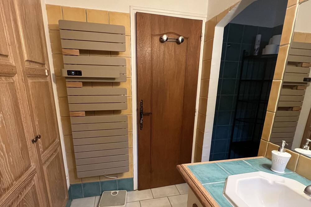 Photo of Bathroom in Saint-Pierre-de-Vassols
