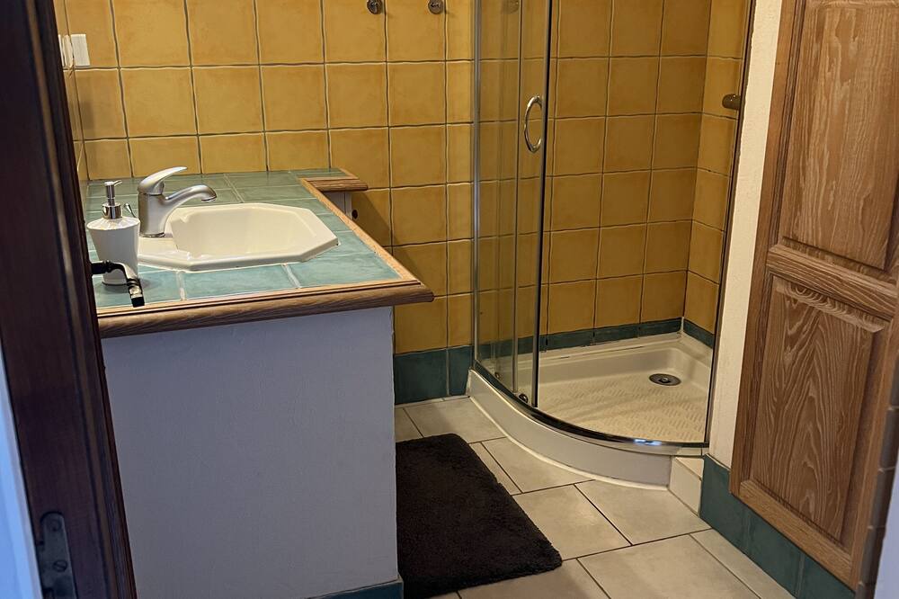 Photo of Bathroom in Saint-Pierre-de-Vassols