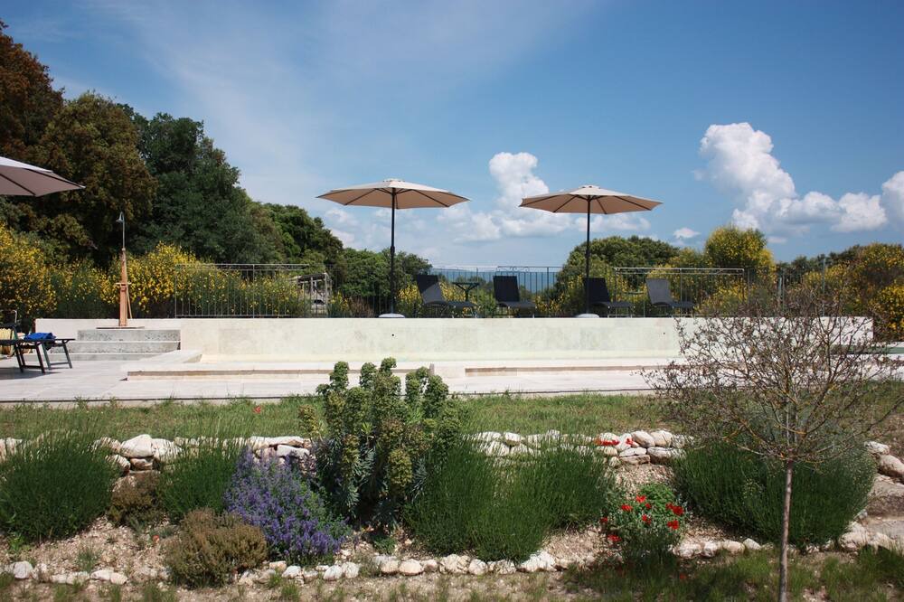 Photo of Outdoor in Saint-Pierre-de-Vassols