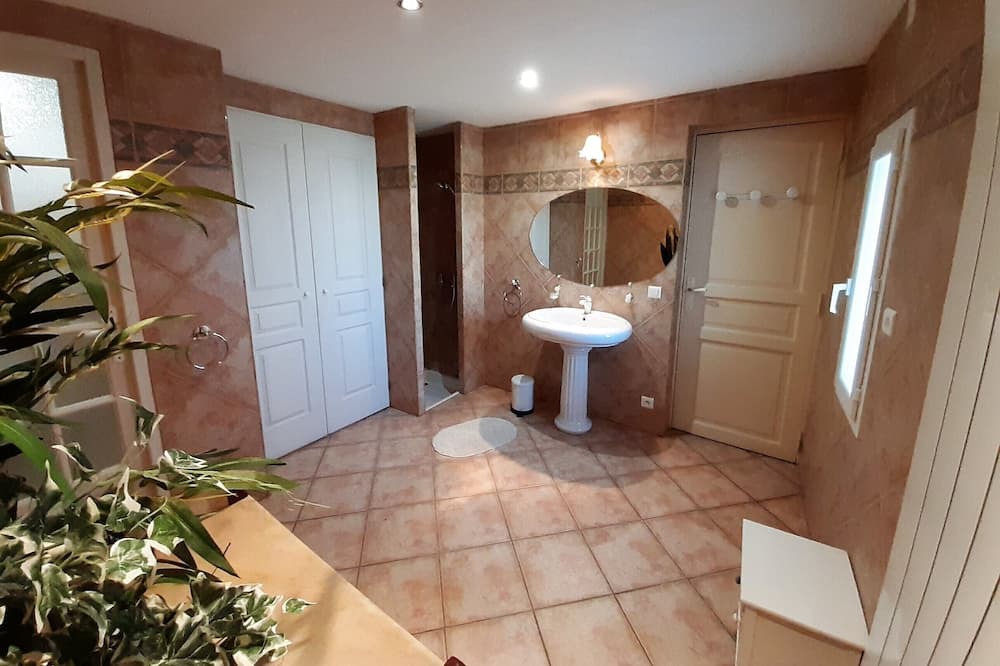 Photo of Bathroom in Roaix