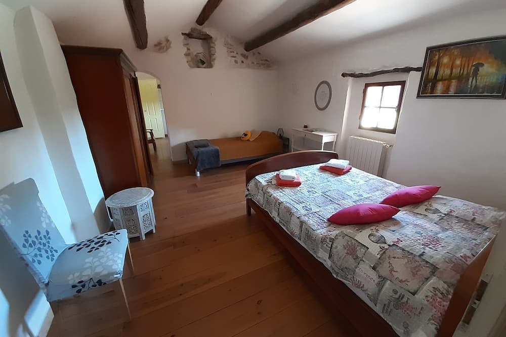 Photo of Bedroom in Roaix