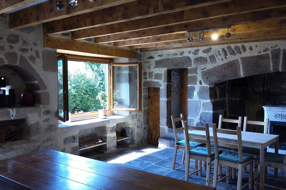 Photo of Livingroom in Saint-Jacques-des-Blats