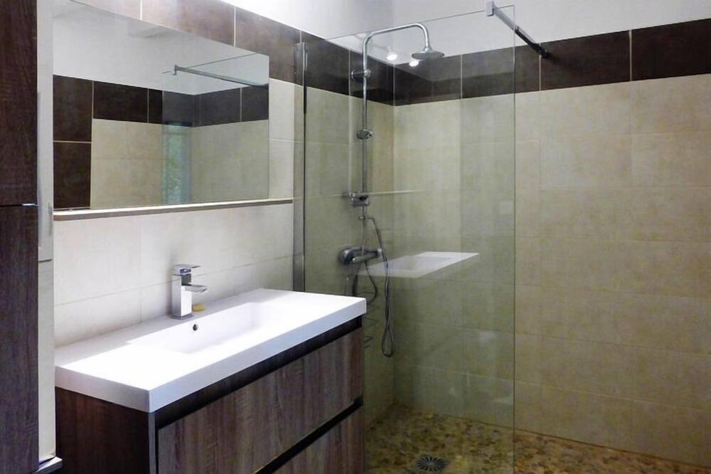 Photo of Bathroom in Puymeras