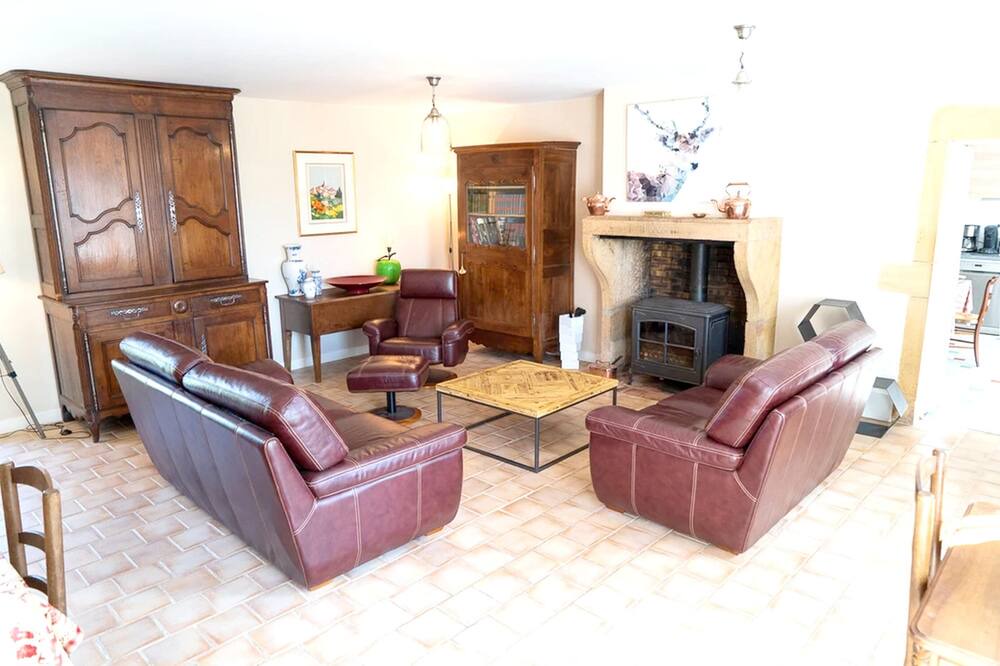 Photo of Livingroom in Saint-Bonnet-de-Vieille-Vigne