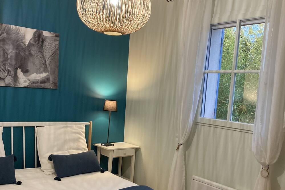 Photo of Bedroom in Loriol-du-Comtat
