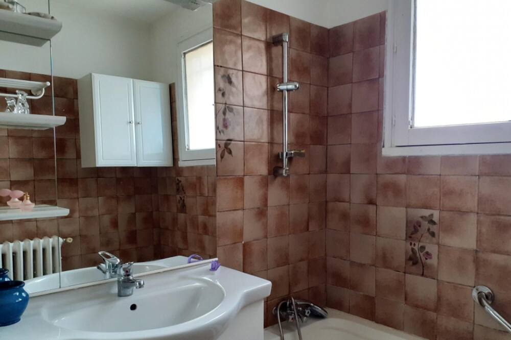 Photo of Bathroom in Caromb