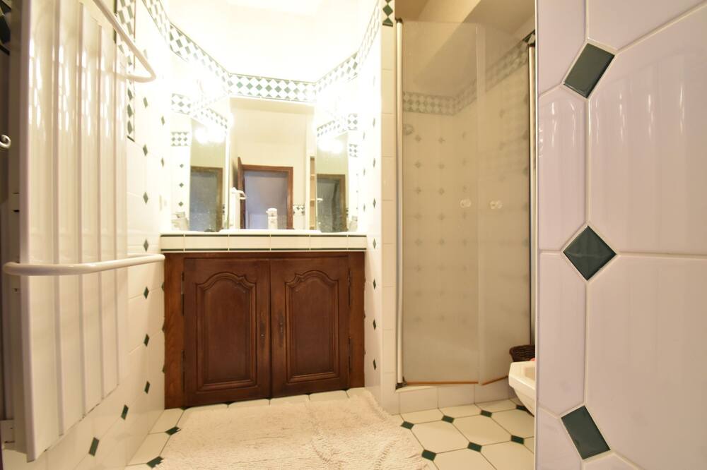 Photo of Bathroom in Sailly