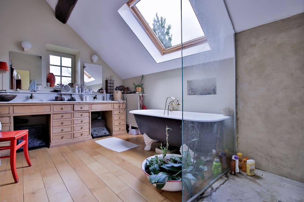 Photo of Bathroom in Sassangy