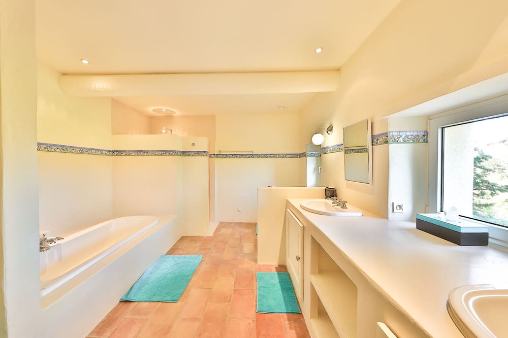 Photo of Bathroom in Sainte-Cecile-les-Vignes