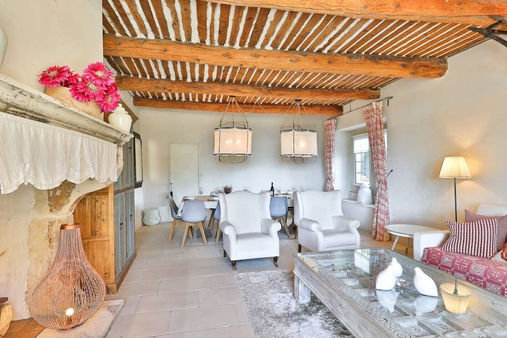 Photo of Livingroom in Sainte-Cecile-les-Vignes