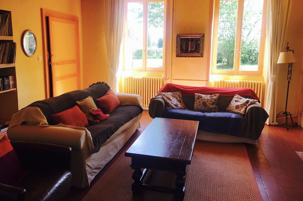 Photo of Livingroom in Saint-Martin-de-Salencey