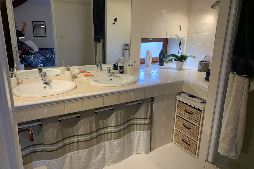Photo of Bathroom in Genissieux