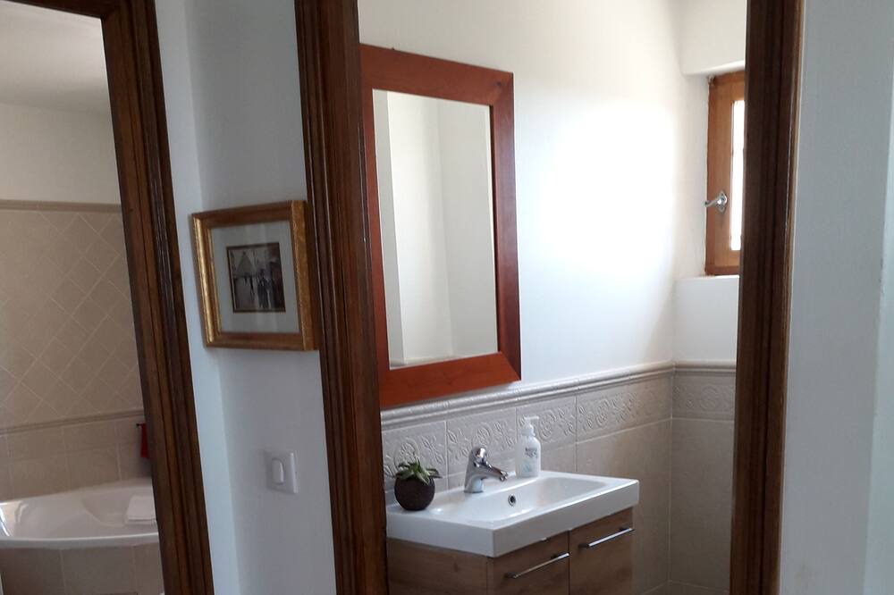 Photo of Bathroom in Caromb