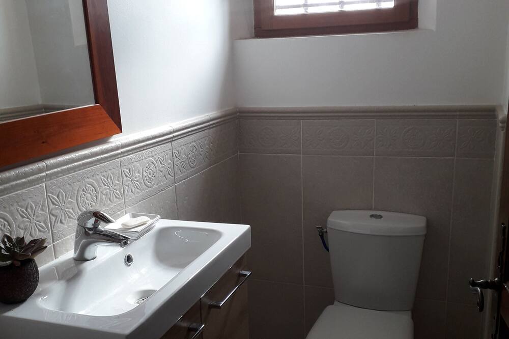 Photo of Bathroom in Caromb