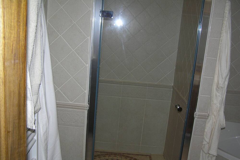 Photo of Bathroom in Caromb