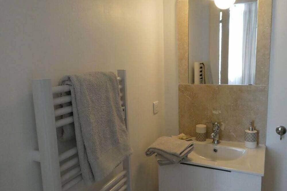 Photo of Bathroom in Caromb