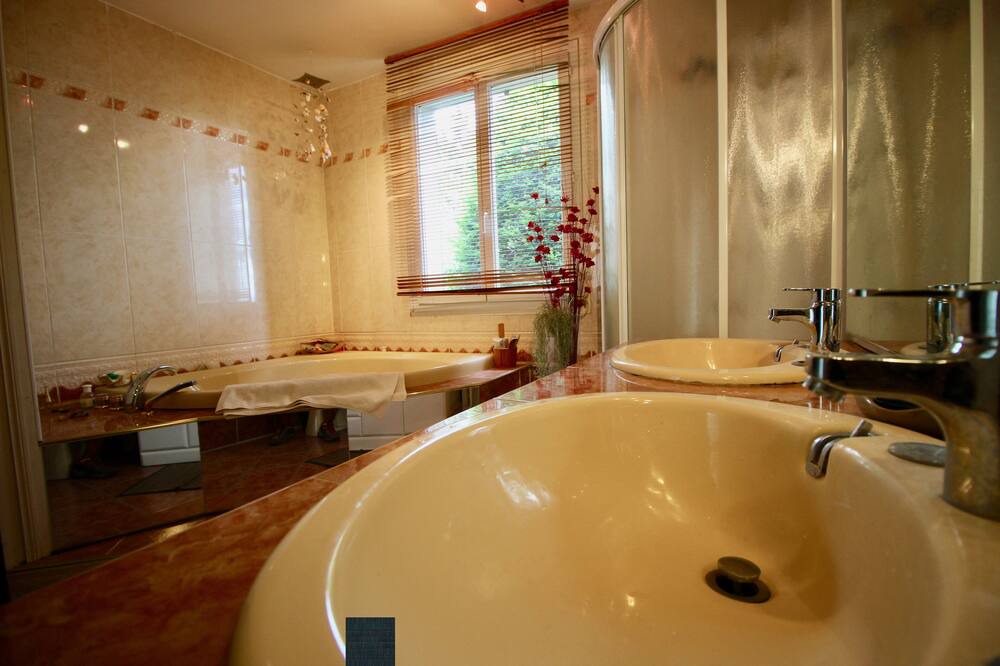 Photo of Bathroom in Toulaud