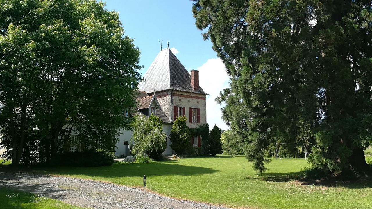 Photo of Buildings in Azy-le-Vif