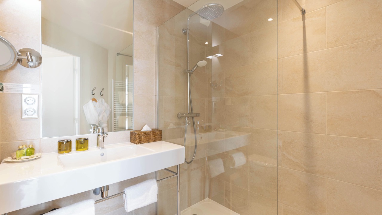 Photo of Bathroom in Aloxe-Corton