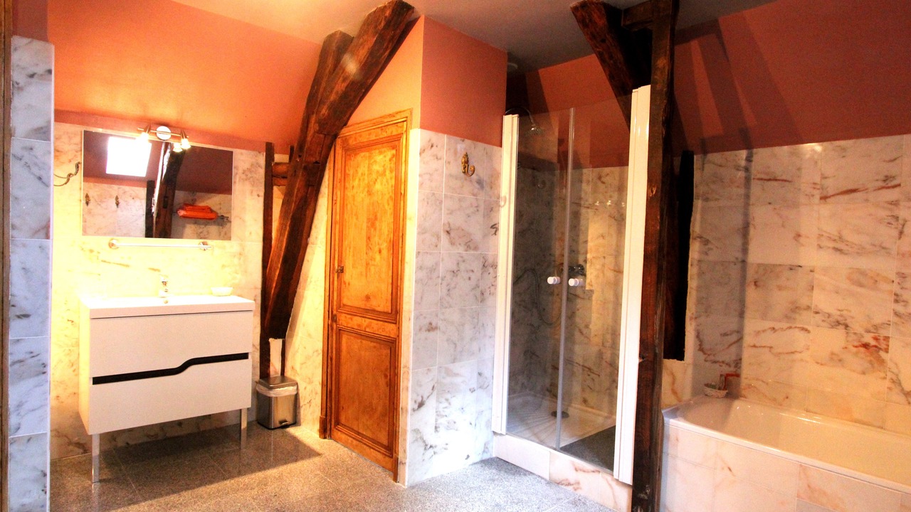Photo of Bathroom in Island