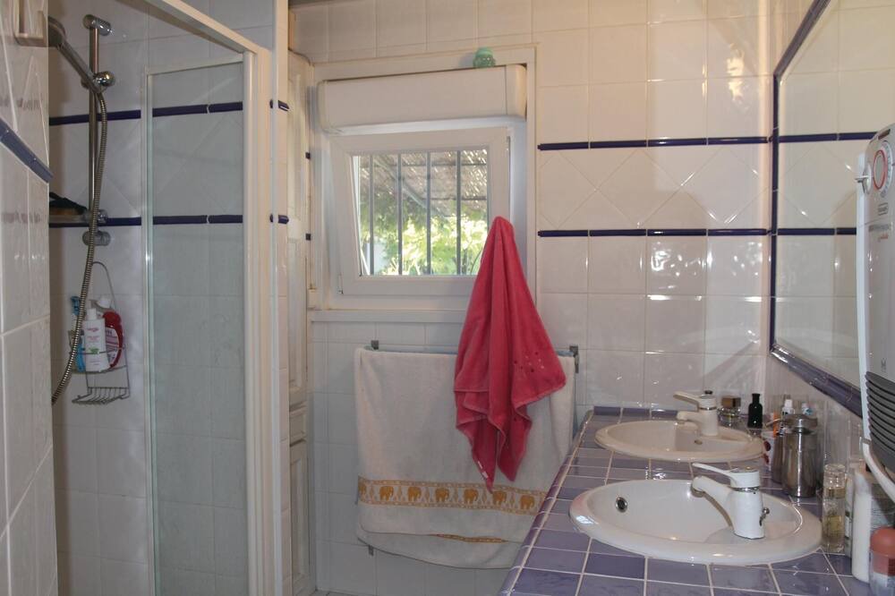 Photo of Bathroom in Mornas