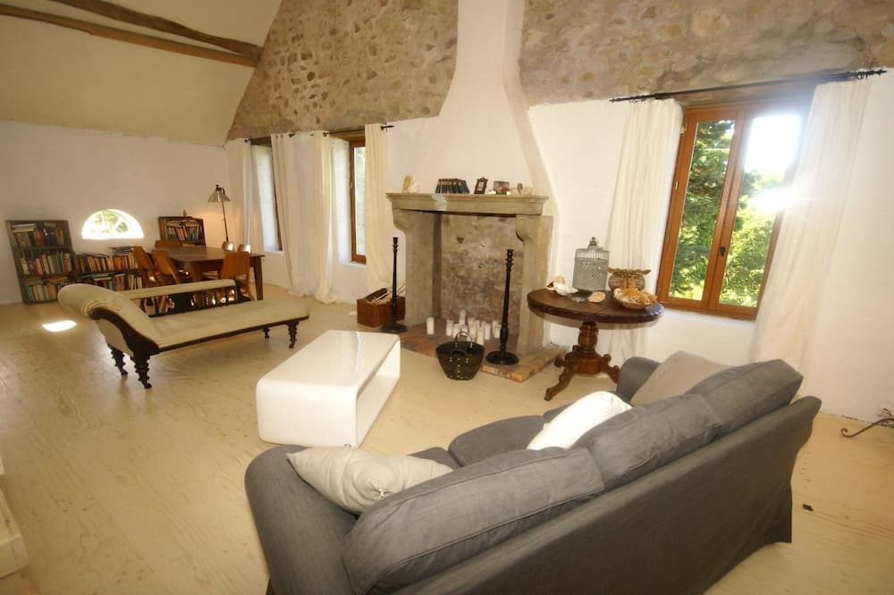 Photo of Livingroom in Saint-Germain-des-Champs