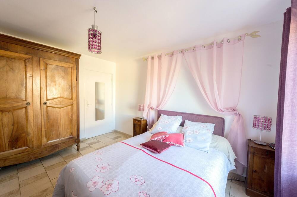 Photo of Bedroom in Premeaux-Prissey