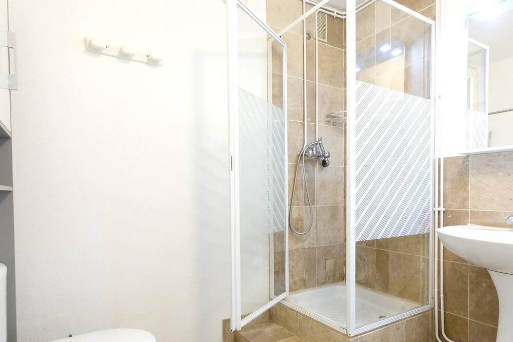 Photo of Bathroom in Premeaux-Prissey