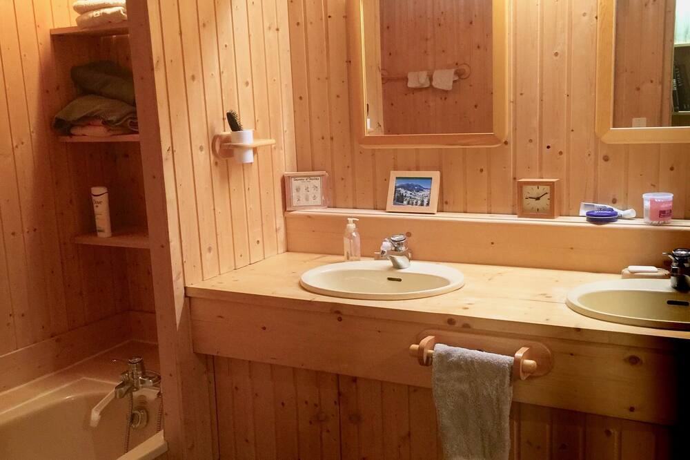 Photo of Bathroom in Les Hopitaux-Vieux