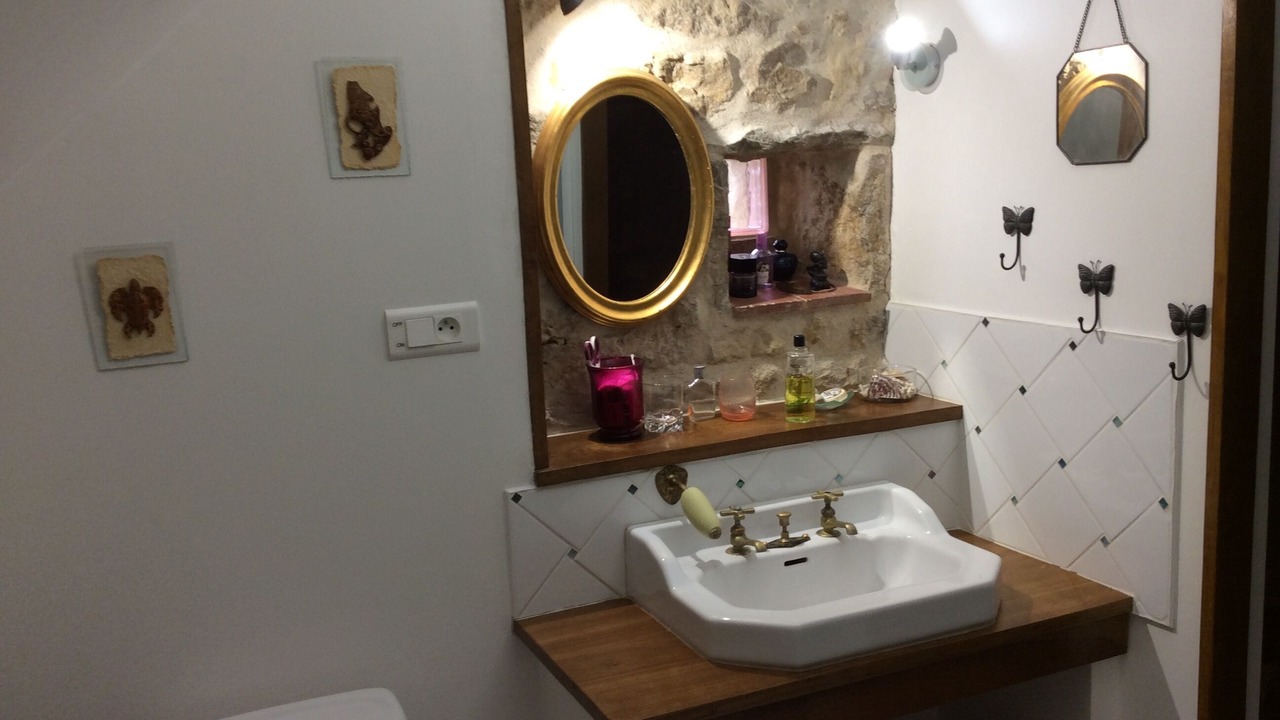 Photo of Bathroom in Maux
