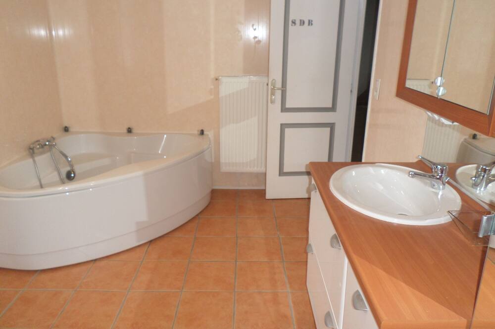 Photo of Bathroom in Le Creusot