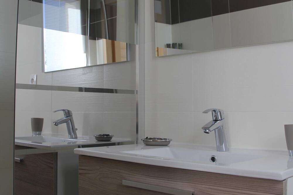 Photo of Bathroom in La Roque-sur-Pernes