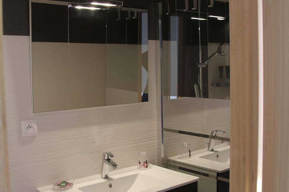 Photo of Bathroom in La Roque-sur-Pernes