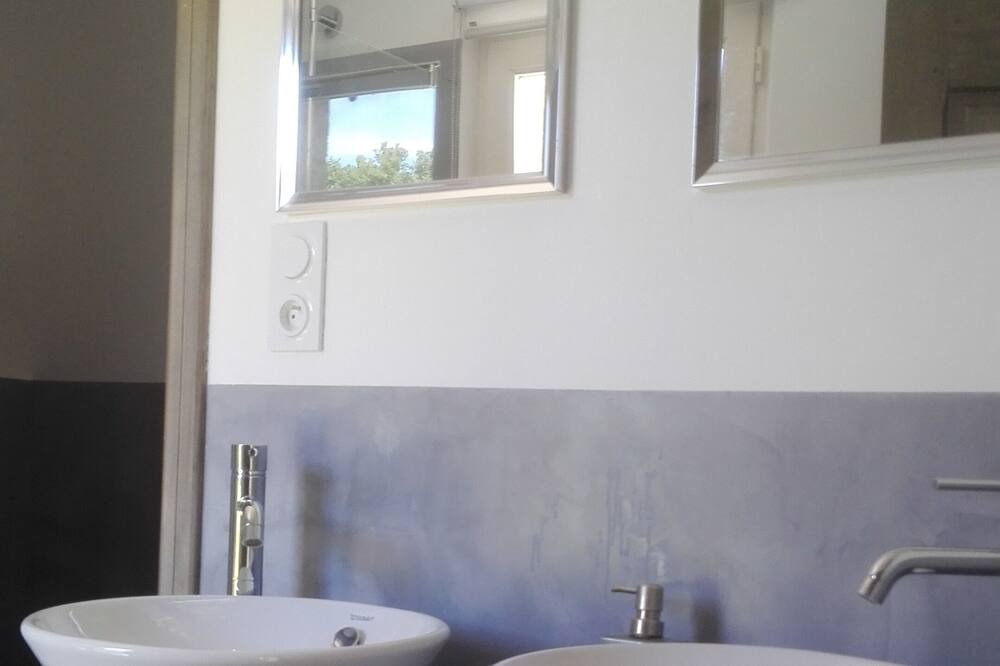 Photo of Bathroom in Cairanne