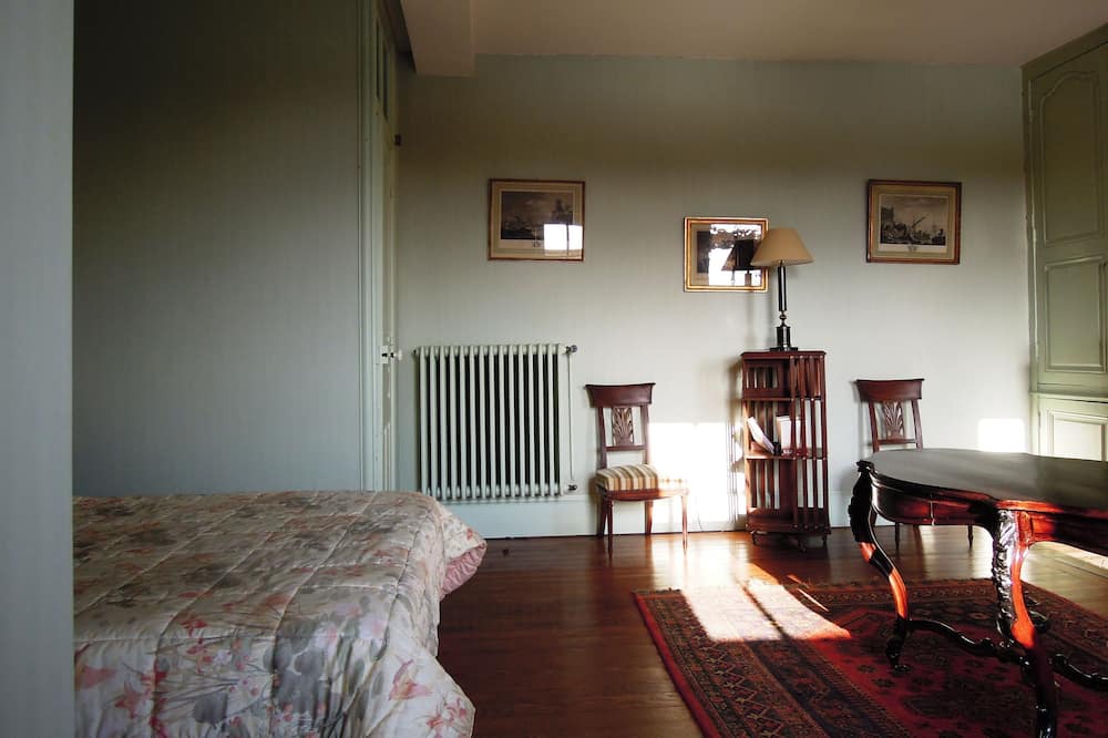 Photo of Bedroom in Varenne-Saint-Germain