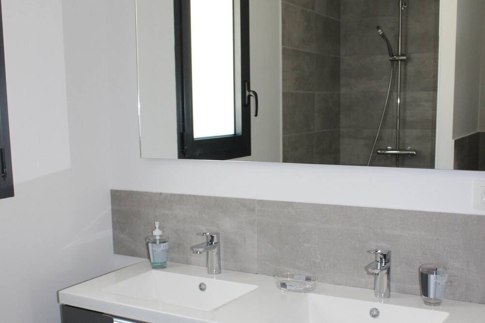 Photo of Bathroom in La Garde-Adhemar