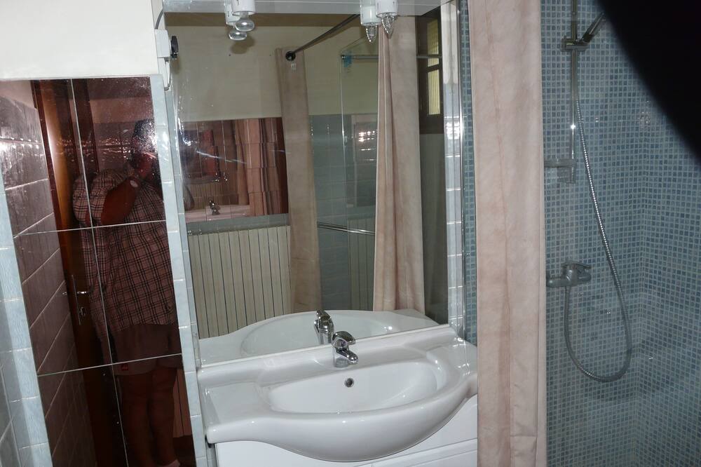 Photo of Bathroom in Violes