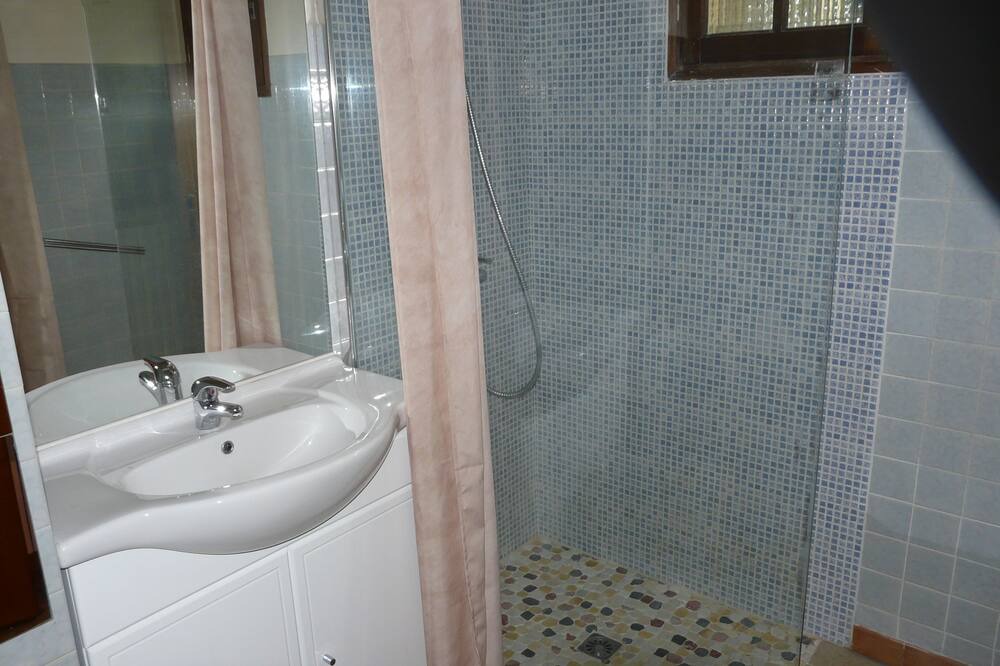 Photo of Bathroom in Violes