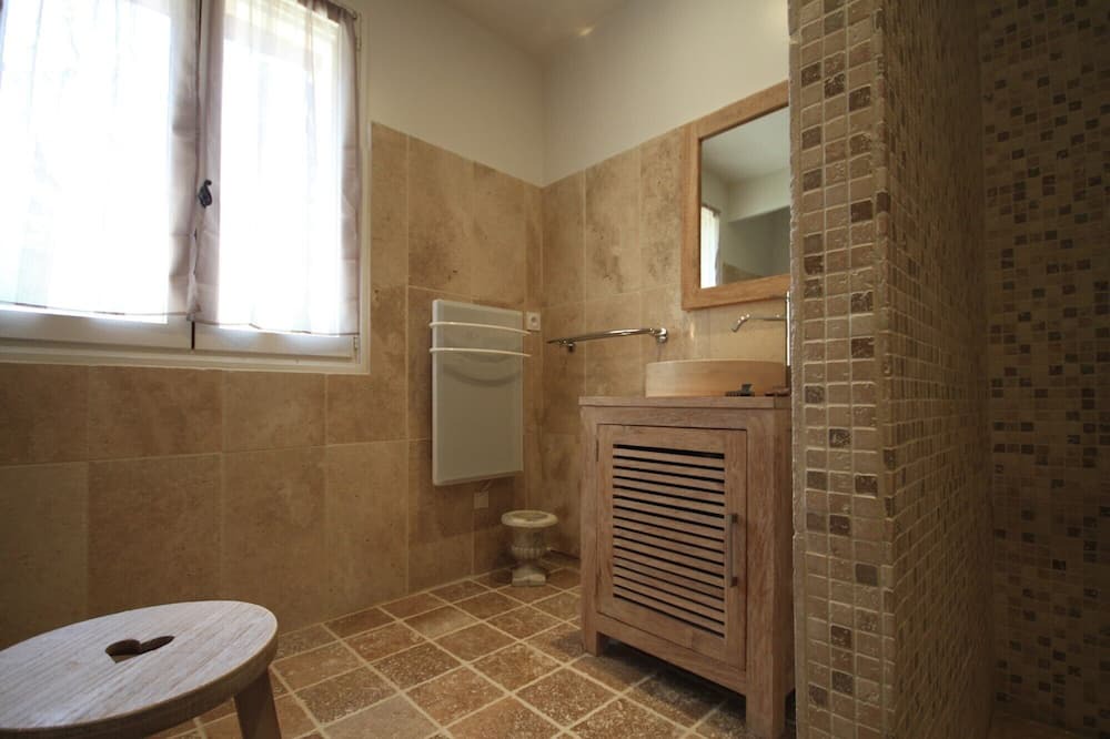 Photo of Bathroom in La Roque-sur-Pernes