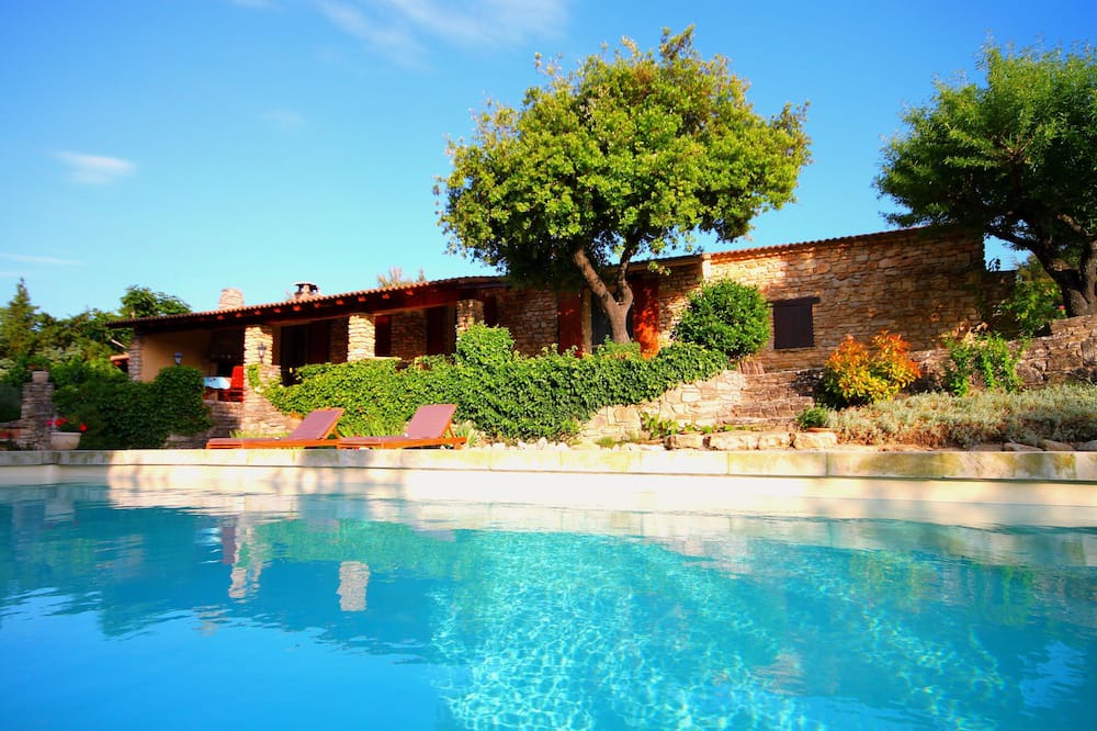 Photo of Outdoor in La Roque-sur-Pernes