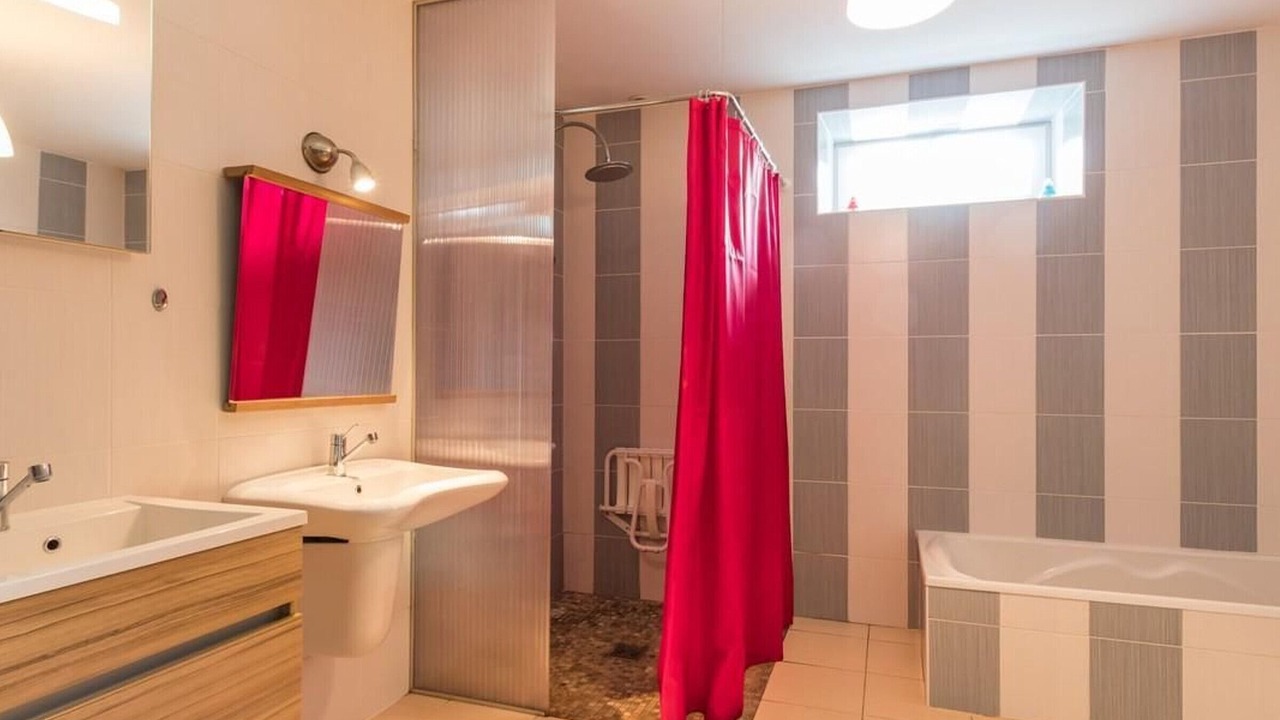 Photo of Bathroom in Corravillers