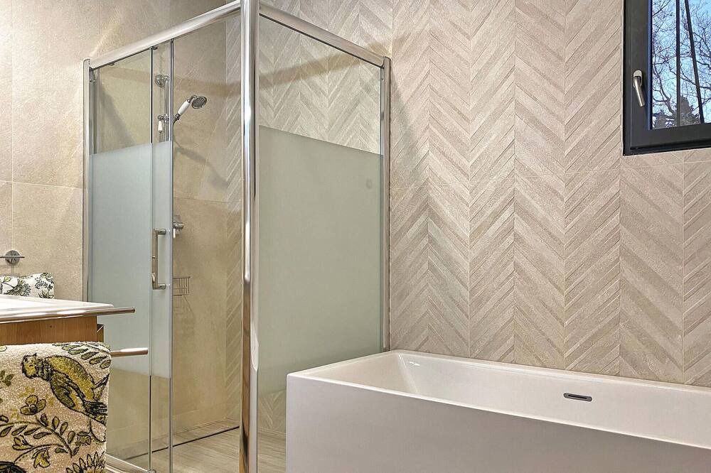 Photo of Bathroom in Sainte-Cecile-les-Vignes