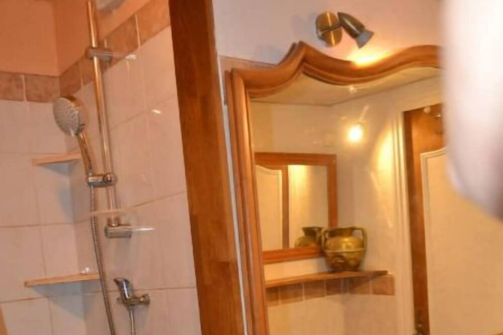 Photo of Bathroom in Chateauneuf-du-Rhone