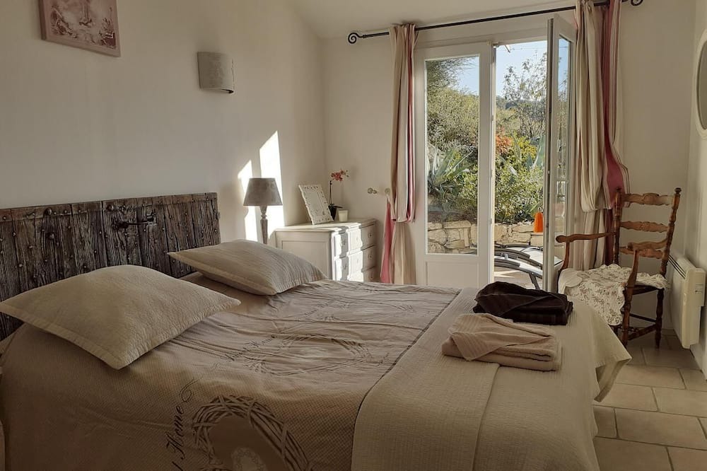 Photo of Bedroom in Saint-Pierre-de-Vassols