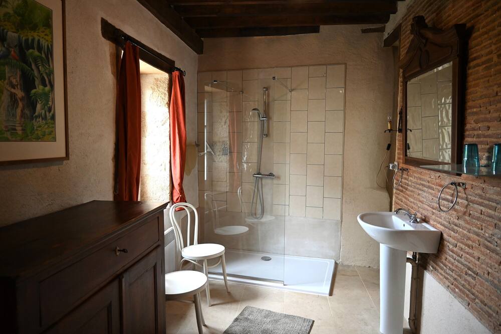 Photo of Bathroom in Champallement