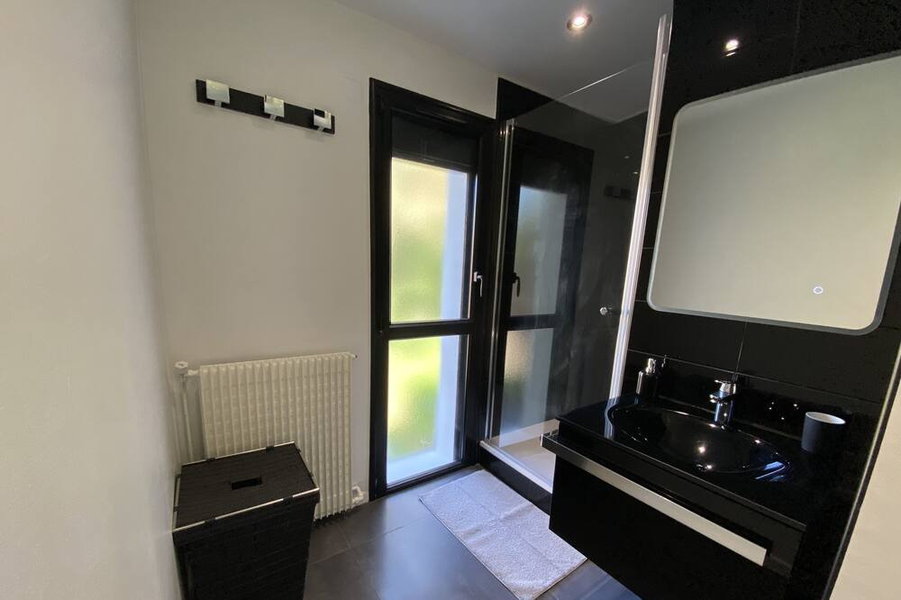 Photo of Bathroom in Palaiseau