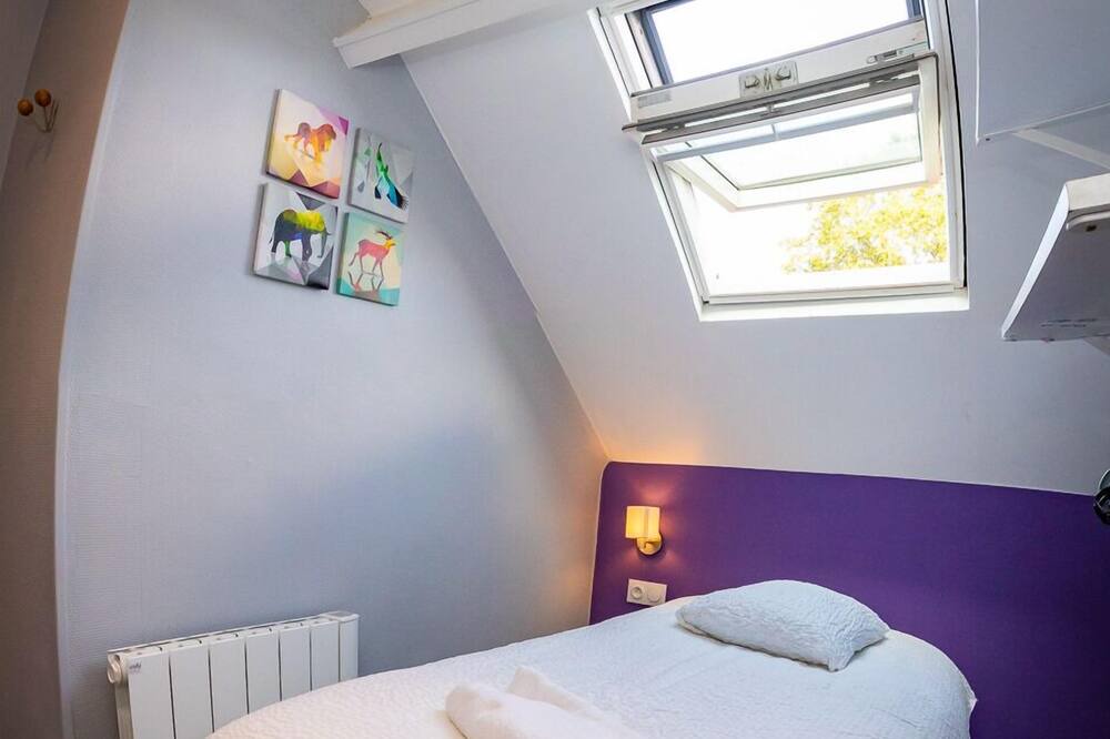 Photo of Bedroom in Villeneuve-le-Roi