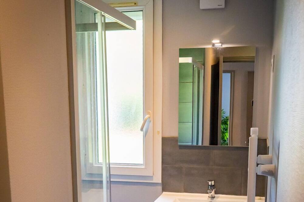 Photo of Bathroom in Villeneuve-le-Roi