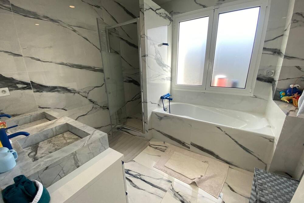 Photo of Bathroom in La Varenne Saint-Hilaire