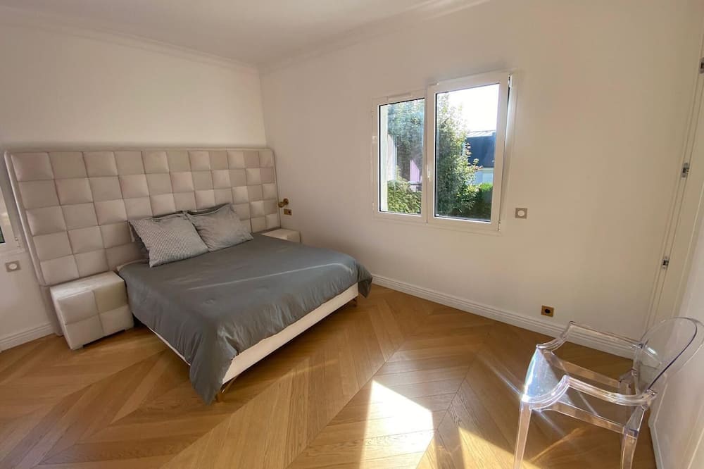 Photo of Bedroom in La Varenne Saint-Hilaire